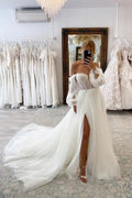 Elegantes, langärmeliges A-Linien-Brautkleid aus Tüll mit herzförmigem Dekolleté, Schlitz vorne und Kapellenschleppe