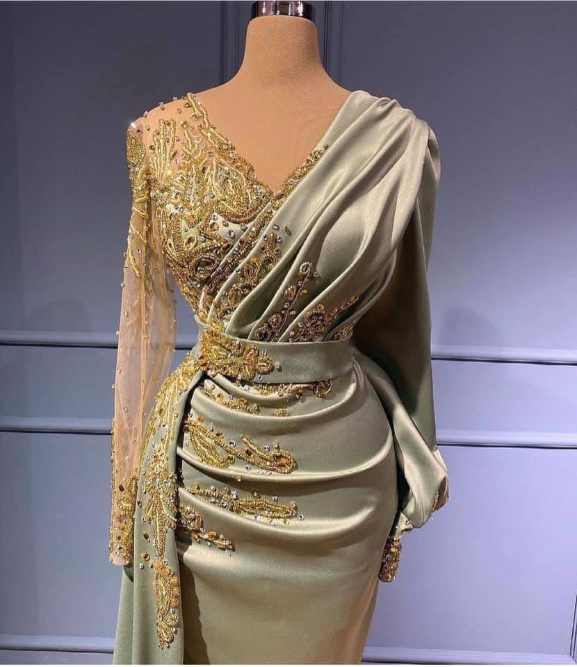 Klassisches Meerjungfrauen-Ballkleid mit V-Ausschnitt, langes Ballkleid mit Applikationen und langen Ärmeln