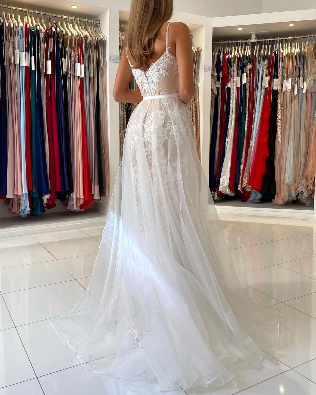 Elegantes Meerjungfrauen-Abendkleid mit Spitzenapplikationen und Spaghettiträgern