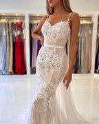 Elegantes Meerjungfrauen-Abendkleid mit Spitzenapplikationen und Spaghettiträgern
