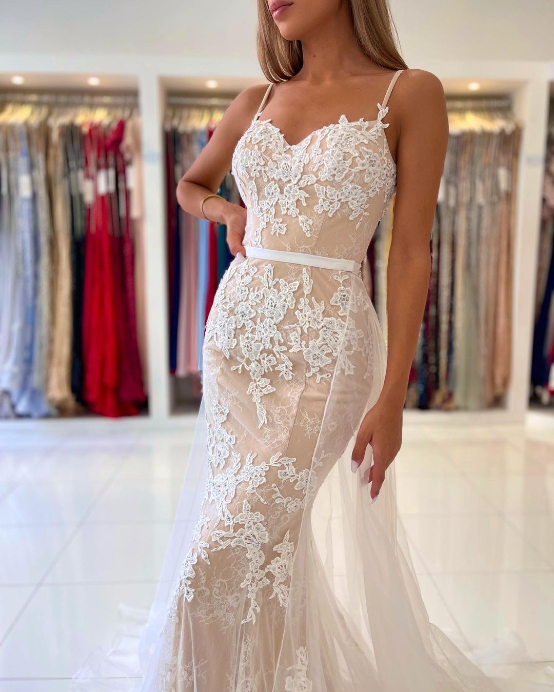 Elegantes Meerjungfrauen-Abendkleid mit Spitzenapplikationen und Spaghettiträgern