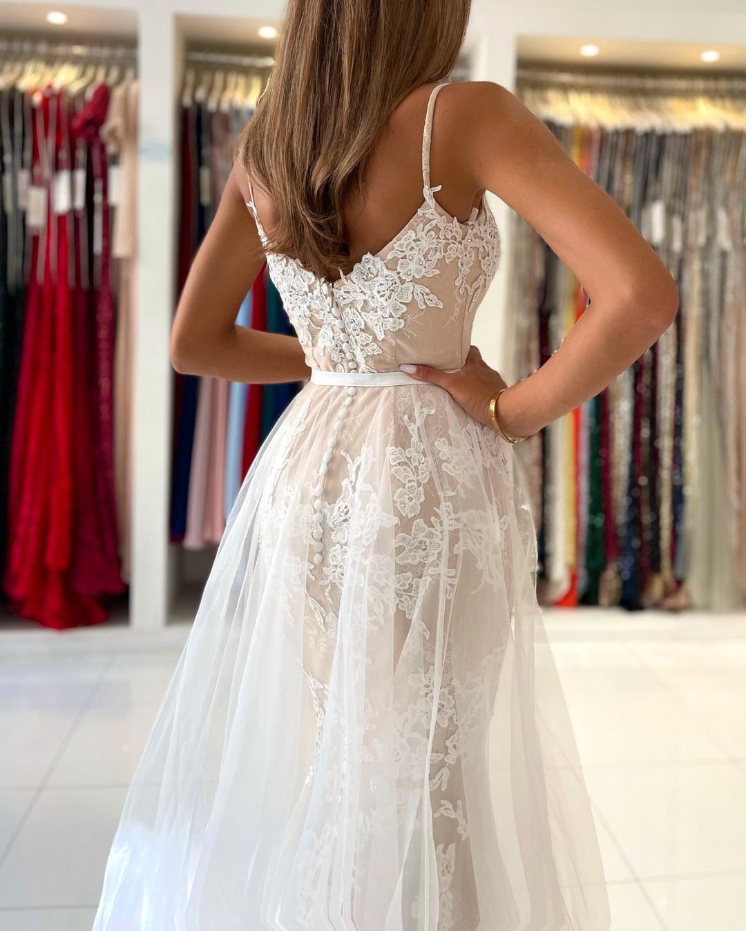 Elegantes Meerjungfrauen-Abendkleid mit Spitzenapplikationen und Spaghettiträgern