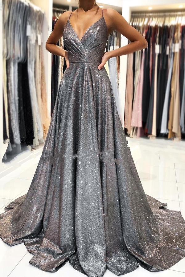 Elegantes langes Abendkleid mit V-Ausschnitt und Spaghettiträgern im Angebot