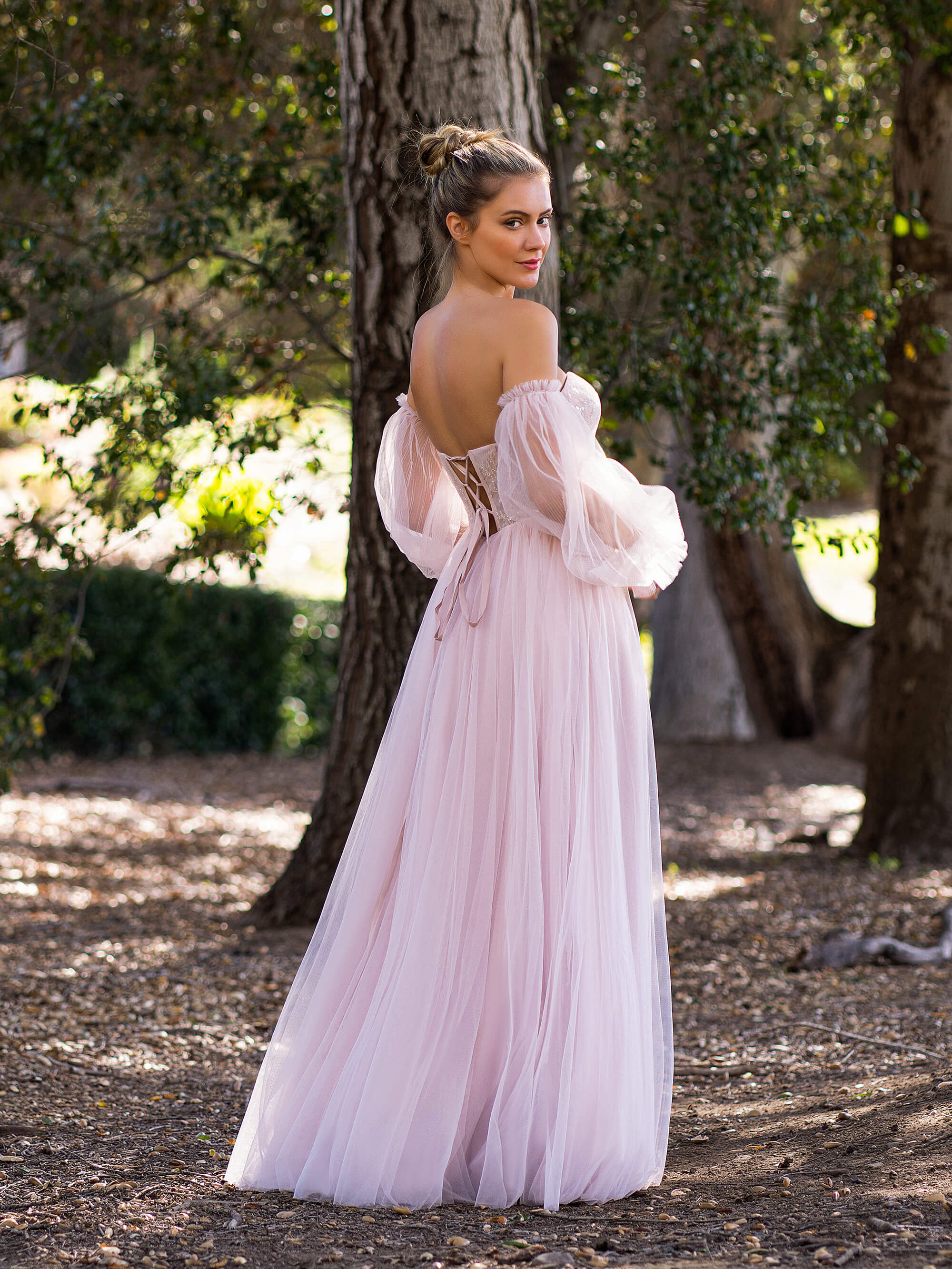 Vestido de fiesta de tul con hombros descubiertos, corte A, corsé y apliques de encaje hasta el suelo