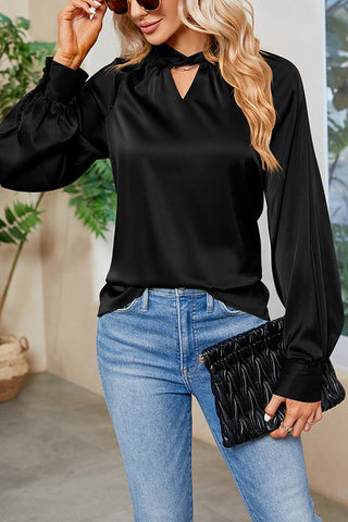 Blusa de satén con cuello abierto y diseño de planes de vuelo VIP 