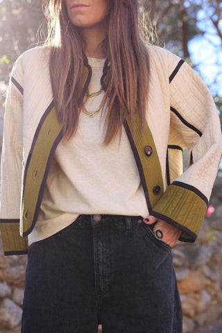 Langärmliger Baumwollmantel mit kontrastierenden Taschen und Knöpfen 