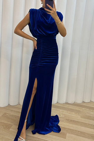 Milan Muse – Maxikleid aus Samt mit gepolsterten Schultern, gerüschtem Gürtel und Schlitz 