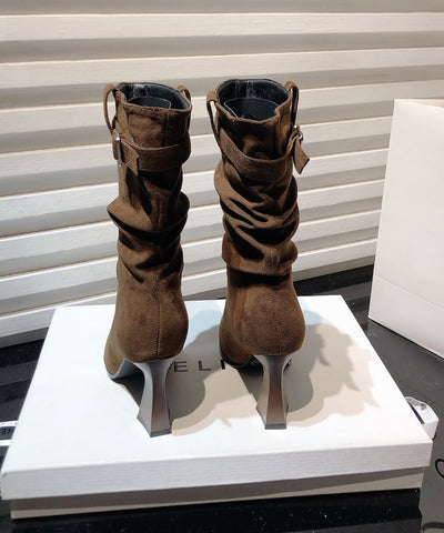 Khakifarbene Stiefel aus Wildleder mit knöchelhoher Sohle und spitzer Zehenpartie 