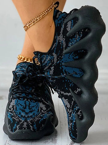 Atmungsaktive Sneakers aus Strick mit Schnürung 