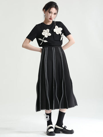 Camiseta original con apliques elegantes y colores contrastantes 