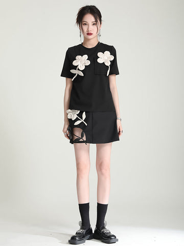 Camiseta original con apliques elegantes y colores contrastantes 