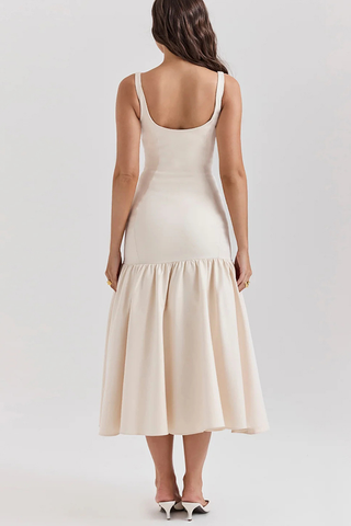 Vestido midi de cintura baja con tirantes anchos y escote cuadrado de silueta elegante 