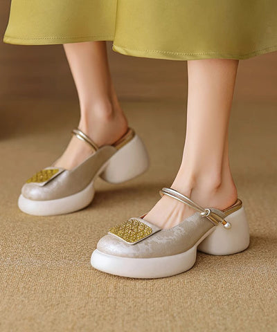 Aprikosenfarbene Sandalen mit klobigem Absatz und Kunstleder-Spleißen 