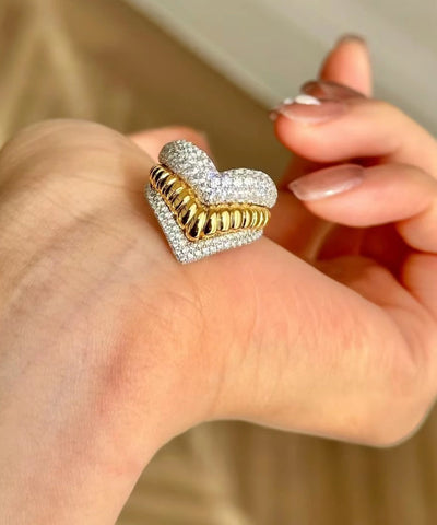Conjunto de dos anillos únicos de plata de ley con circonitas multicapa y forma de corazón con rayas de amor 