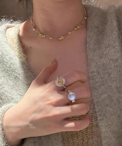 Anillos elegantes con forma de huevo de circonita dorada y cobre blanco 