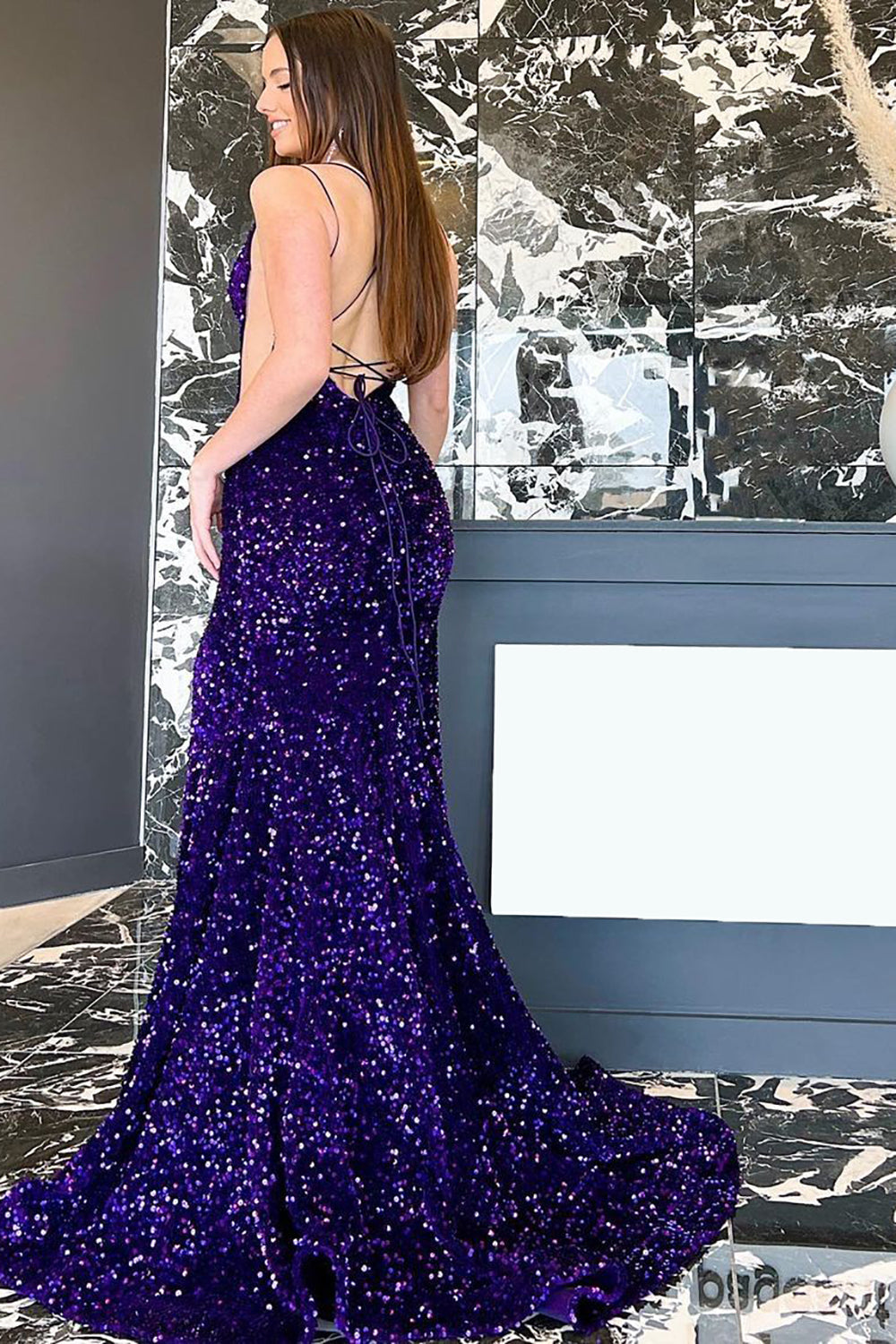 Vestido de fiesta largo de sirena con tirantes finos y lentejuelas azul marino con abertura frontal