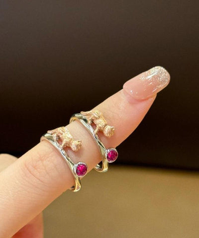 Anillos con diseño original de pequeños gatos con gemas de cobre rojo púrpura y dibujo de alambre 