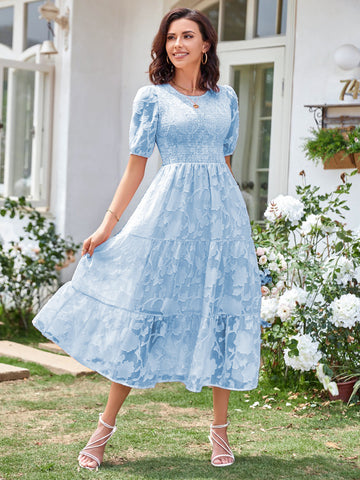 Vestido midi de verano color crudo y blanco con cuello joya y encaje para playa 