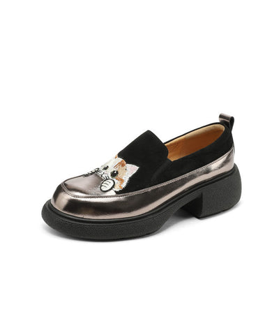 Braune Loafer aus Wildleder mit Katzenstickerei und klobiger Sohle 