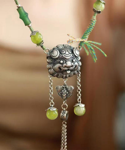 Collar vintage de plata de ley verde con borla de jade y lazo 