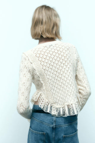 Cárdigan corto de punto con botones y ribete de encaje blanco 