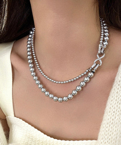 Elegante collar de perlas de doble capa de aleación de metal blanco 