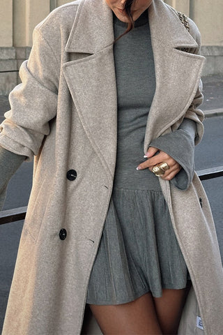 Vestido mini tipo suéter con volantes, mangas acampanadas y cuello alto 
