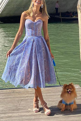 Olivia – Trägerloses Midikleid aus Spitze mit Blumenstickerei 