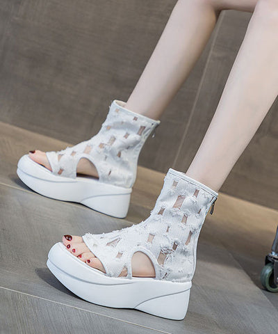 Botas vaqueras negras únicas con plataforma y chanclas huecas 