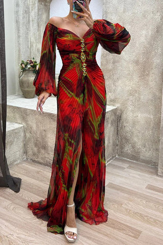 Vestido largo plisado con abertura y adornos de diamantes y hombros descubiertos con estampado Sunset Serenade 