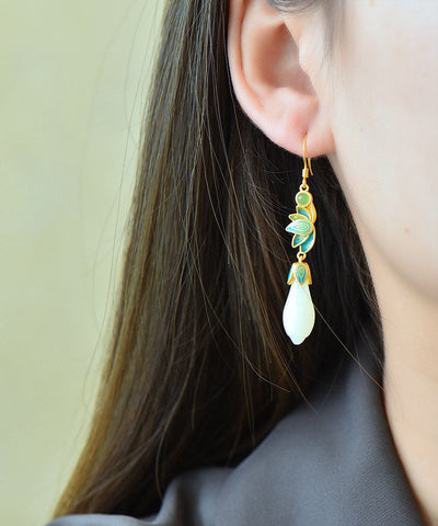 Hermosos aretes colgantes de orquídea esmaltada con incrustaciones de jade y plata de ley dorada