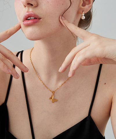 Elegante collar con colgante de mariposa de amor en acero inoxidable dorado 
