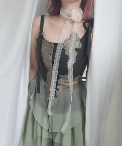 Moderne Halskette mit Blumenmuster in weißer Spitze 