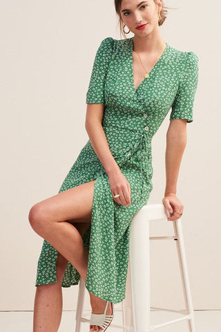 Vestido midi floral de manga corta con cuello en V 