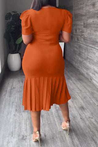 Vestido midi plisado de moda con cuello redondo, manga corta y falda a la cadera