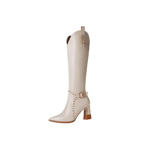 Botas vaqueras blancas con remaches y punta puntiaguda de piel sintética con cremallera lateral y tacones altos hasta la rodilla, zapatos de mujer de última moda para otoño e invierno. 