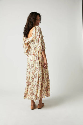 Vestido midi con volantes y corpiño fruncido con estampado de iris 