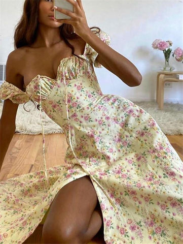 Modisches Maxikleid mit Herzausschnitt, kurzen Ärmeln und hohem Schlitz und Blumenmuster 