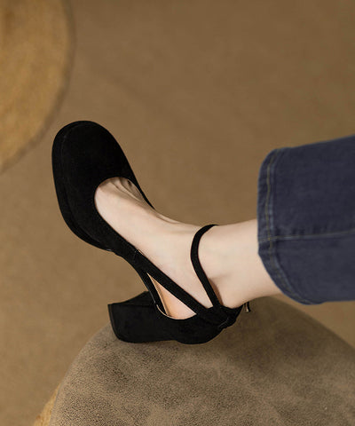 Schwarze Sandalen aus Wildleder mit klobigem Absatz und ausgehöhltem Schnallenriemen 