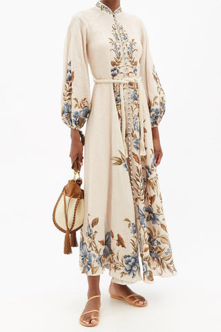 Vestido midi con cuello alto, mangas farol y cordones florales 