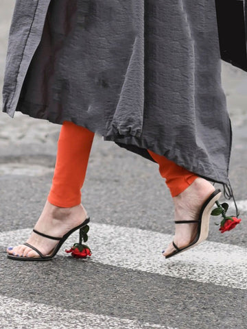Sandalias con tiras y tacones rosas 