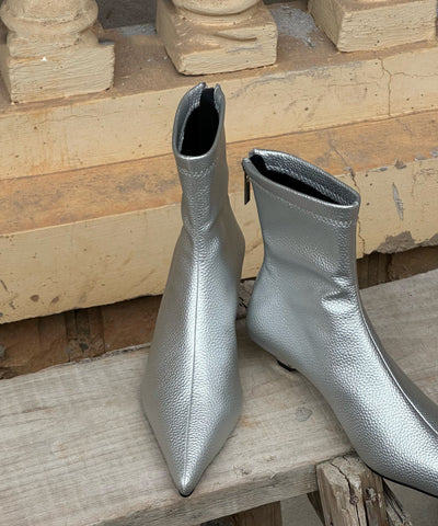 Stilvolle silberne Spleißstiefel aus Kunstleder mit spitzer Zehenpartie 