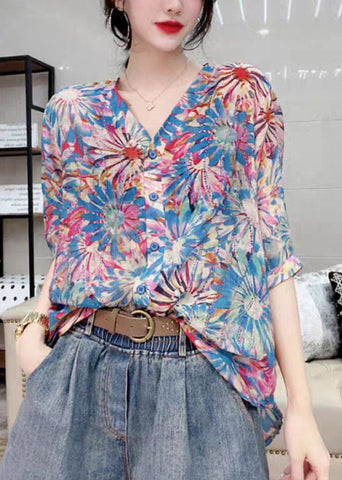 Camisa elegante con cuello en V azul y botones estampados, manga media 