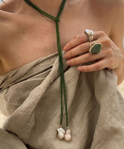 Collar moderno con colgante de suéter con cuentas de cristal y perla verde 