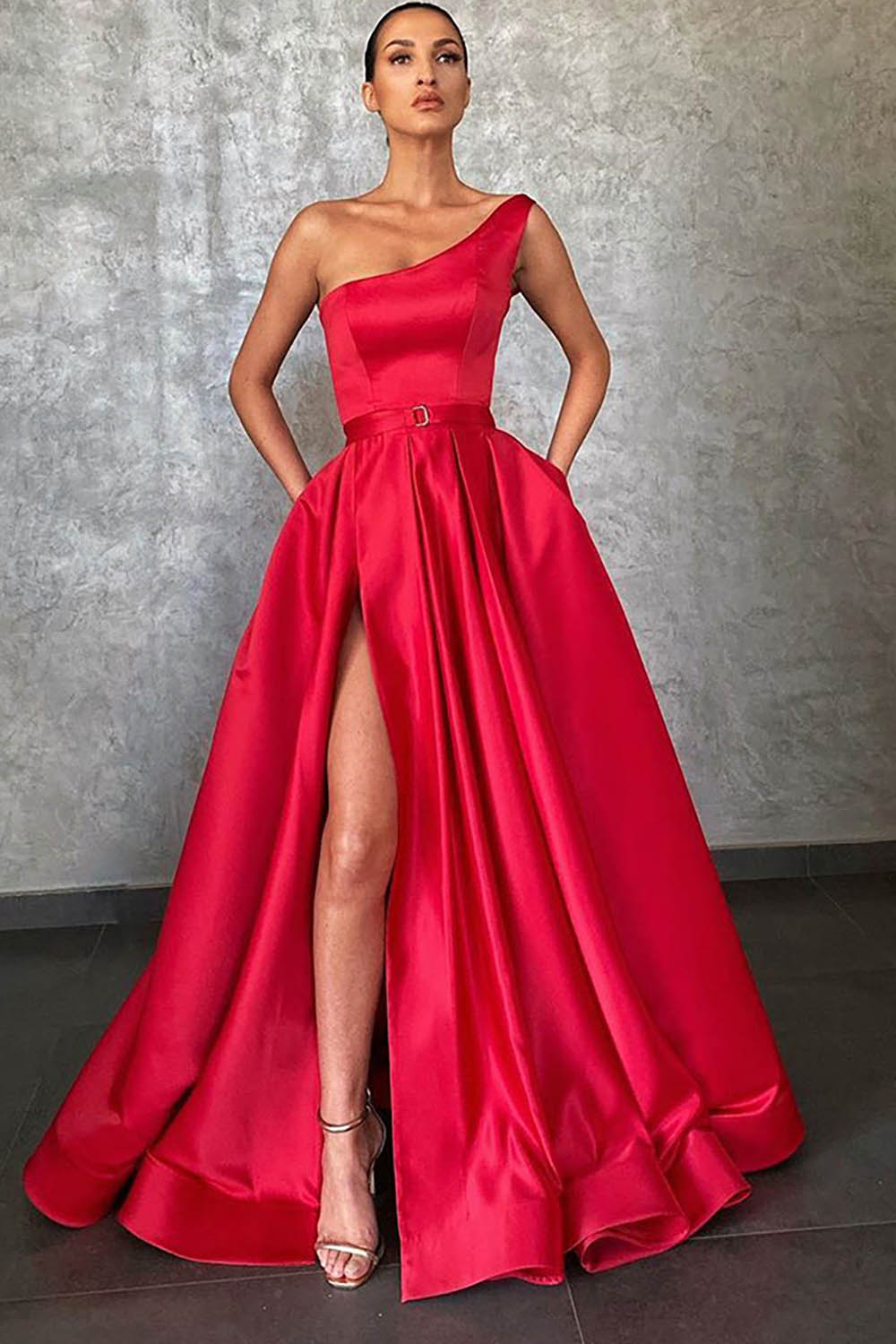 Vestido de fiesta largo color champán con corte A y un hombro al descubierto