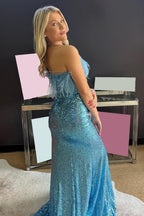 Vestido de fiesta largo de sirena sin tirantes con lentejuelas azul claro y plumas