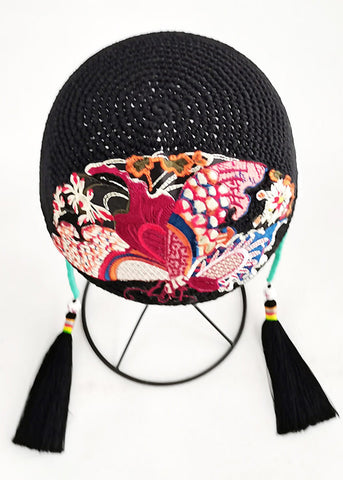 Gorro Bonnie de punto con borlas y cuentas florales con bordado negro retro 