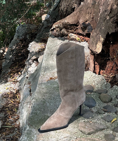 Botas de tacón de aguja con diseño original de ante marrón y punta puntiaguda 