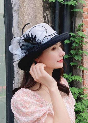 Elegante sombrero cloche de lino con patchwork de tul y flores en gris 