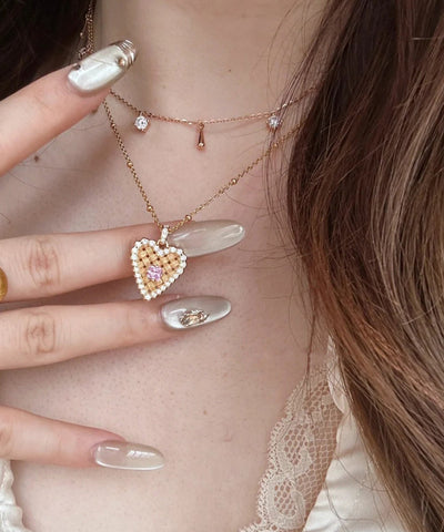 Moderne Halskette mit Anhänger aus vergoldetem Sterlingsilber mit Zirkonia-Drahtzeichnung und Liebesohr 